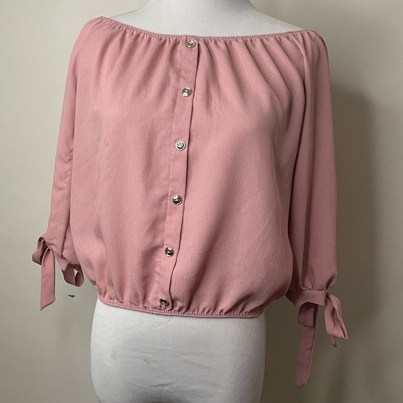 TRENDY IS made in Mexico 100%polyester pink off the shoulder blouse with buttons - Picture 2 of 6